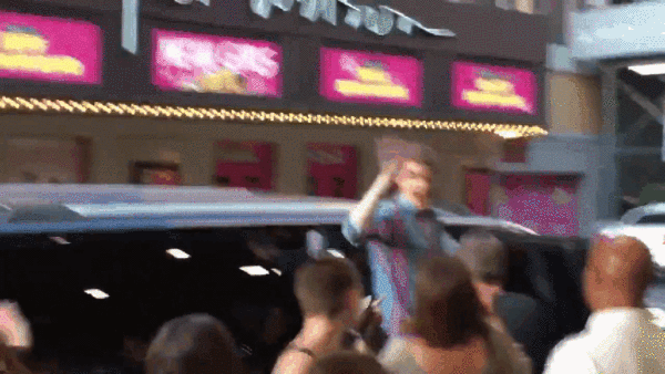 问: 求安德鲁加菲尔德在《超凡蜘蛛侠》中在格温家吃东西的动图?